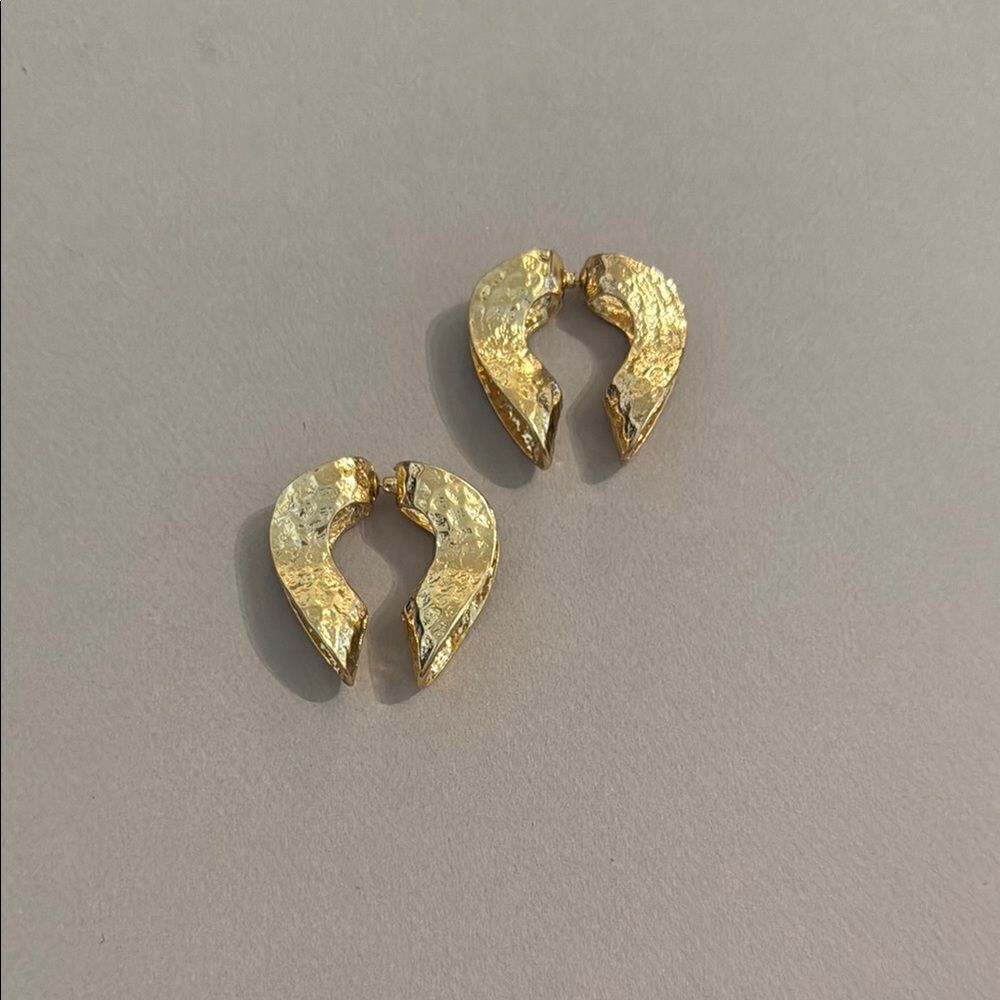 Elegant Gold Textured Earrings M470 - Picture 3 of 3